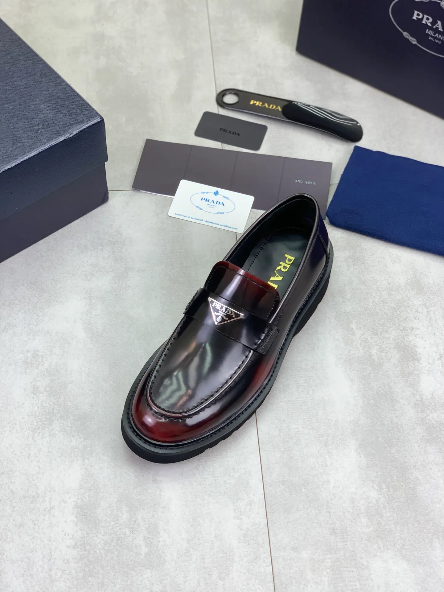 Factory price P880💰Original quality, top version🔱 ＰＲＡＤＡPrada. Men’s business casual leather shoes, top quality products. 1:1 shipment⬆️Luxurious and noble👞All imported original color-brushed edge beads, just to create a more comfortable wearing experience. Upper: Original comfortable open-edge bead rubbed color calfskin➕Top imported water-dyed full cow lining, original high-end lightweight and comfortable TPU foam combination bottom✔️Code number: 39-44 (38 45) 46 47 can be customized)